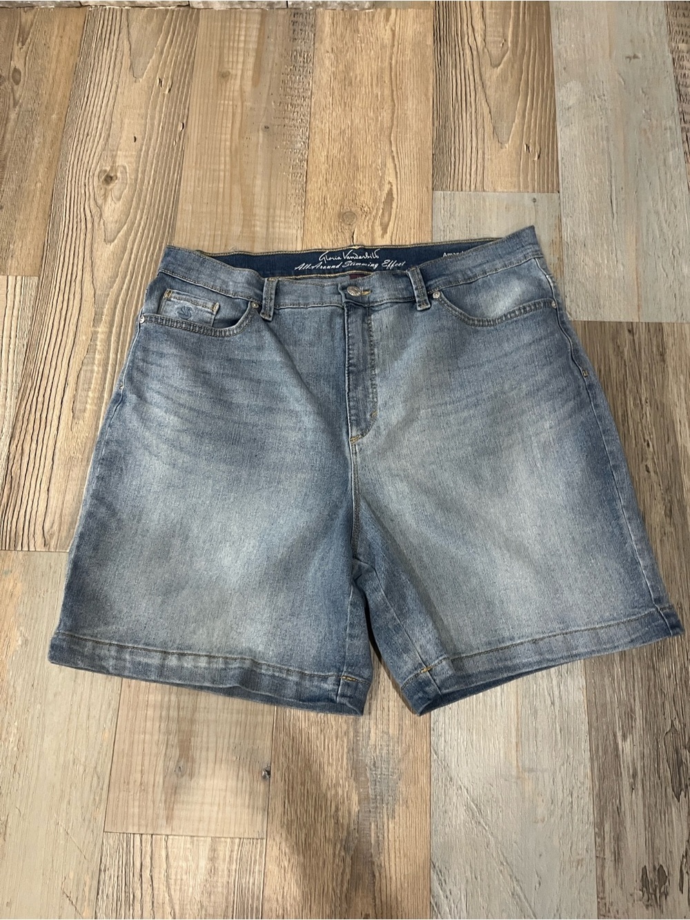 Gloria Vanderbilt  Light Blue Denim Jean Shorts Sz 14 Summer Casual TC0458